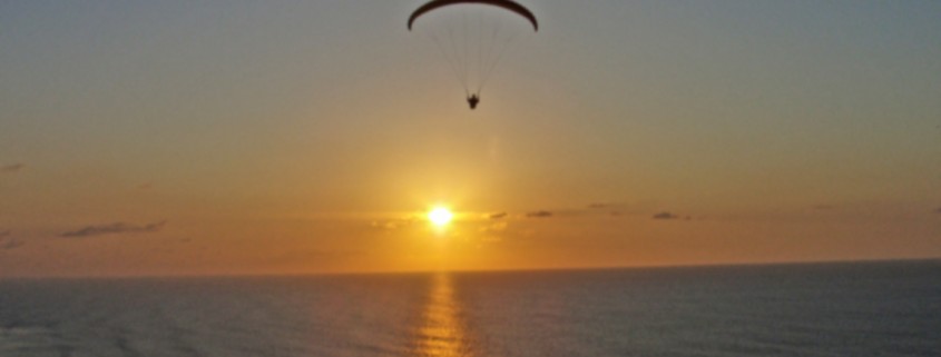 Fliegen bis es dunkel wird in den Flugferien an der Dune du Pîlat, Frankreich. Hier kann man sich am Gleitschirm austoben.