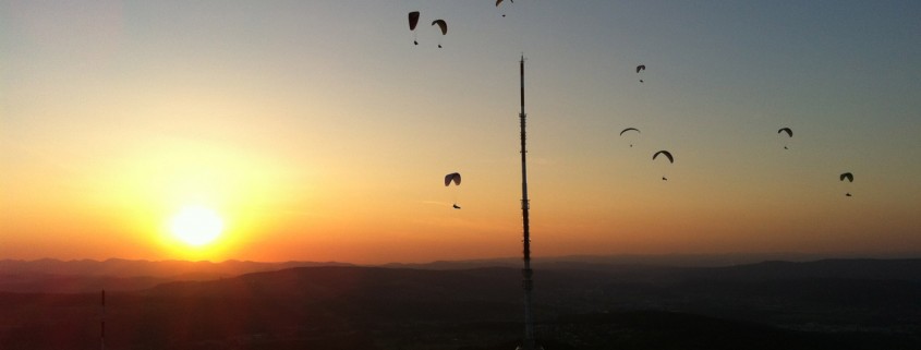 Ein typisches Bild bei Bise am Üetliberg: Nach einem strengen Arbeitstag noch schnell den Gleitschirm lüften.