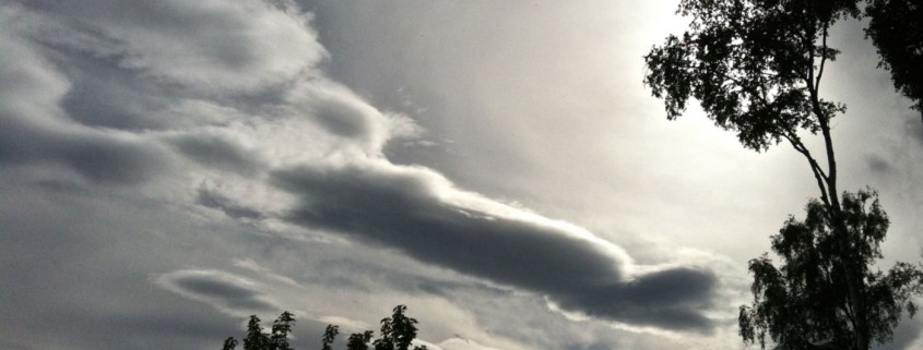 Lenticulariswolken zeigen einem Gleitschirmpilot an, dass sein Fluggerät besser im Packsack bleibt: es ist föhnig.
