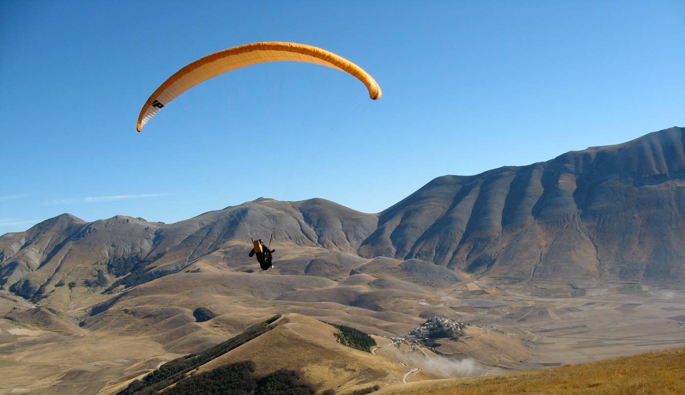 Viel Thermik, Starkwindsoaring und Groundhandling bis man satt ist: Castelluccio schenkt einem viel Airtime.