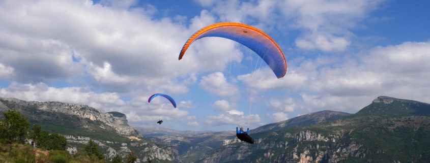 Mit dem Gleitschirm fliegt man bevorzugt in nicht allzu grossem Abstand zum Hang, um jede Thermik mitzunehmen.