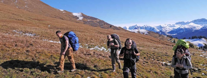 Hike and Fly zu einem Startplatz über der Baumgrenze ist trotz der Anstrengung ein schönes Gruppenerlebnis.