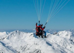 Wunderbare Aussicht bei einem Tandemflug im Winter. Am Biplace-Gleitschirm kann man das Panorama teilen.