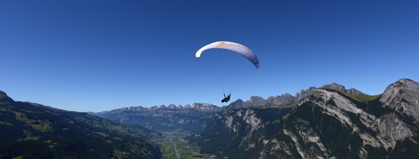 Gleitschilrmflug vom Pizol. Wird kein Aufwind gefunden steht der Pilot bald im Talwind und etwas später am Boden.