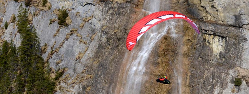 Die Queen von Triple Seven beim Soaren vor dem Wasserfall an der Felswand in Weglosen.