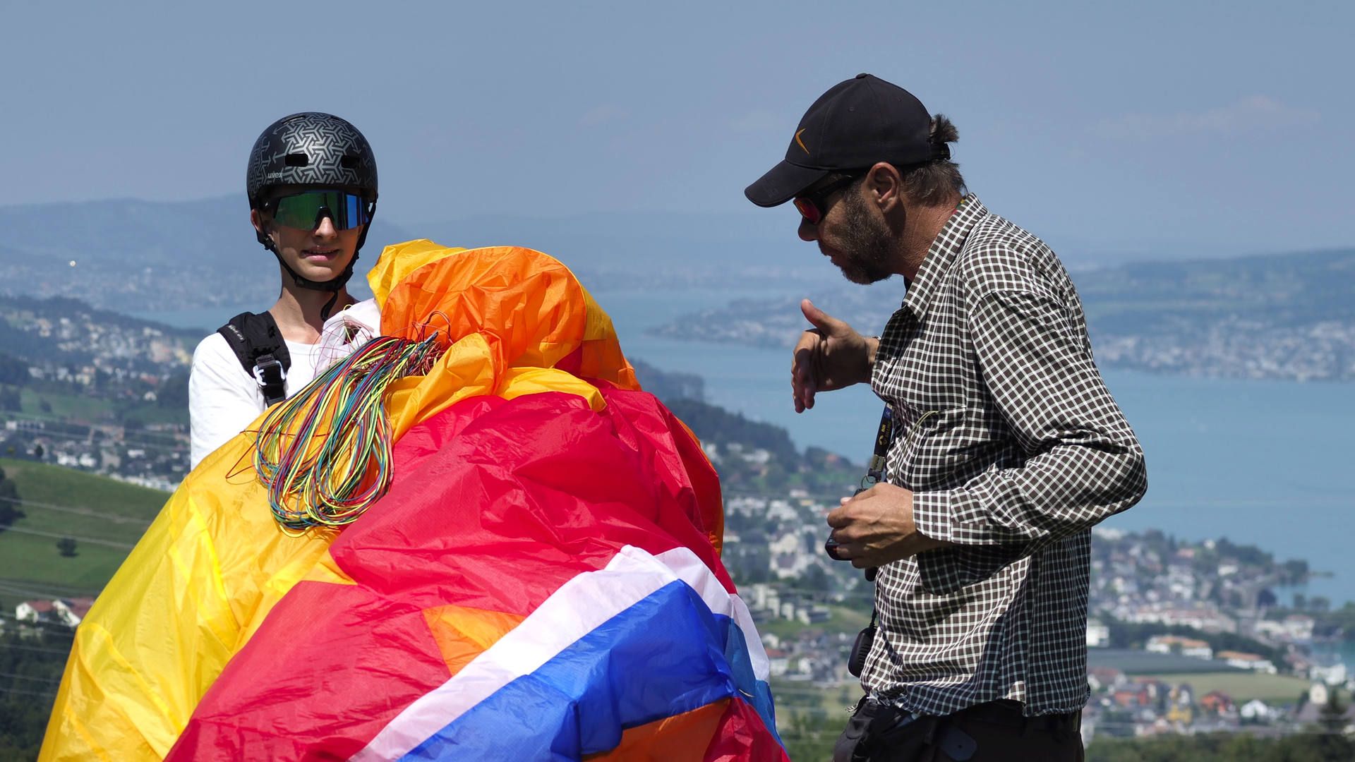 Der Fluglehrer gibt seinem Schüler ein Feedback zur Ausführung seiner letzten Übung am Übungshang.
