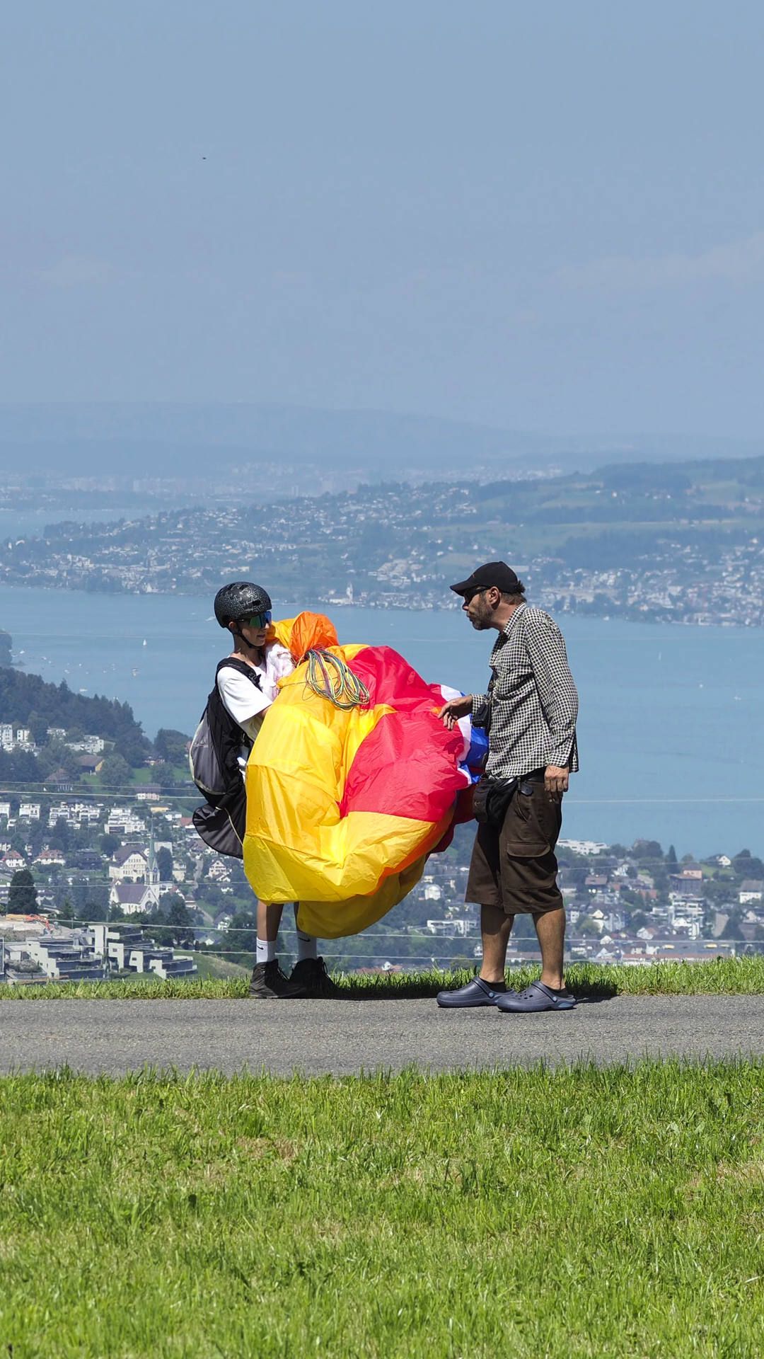 Ein Flugschüler bekommt Rückmeldungen zu seiner letzten Aufgabe am Übungshang um die Start- und Landetechnik weiter zu verbessern.