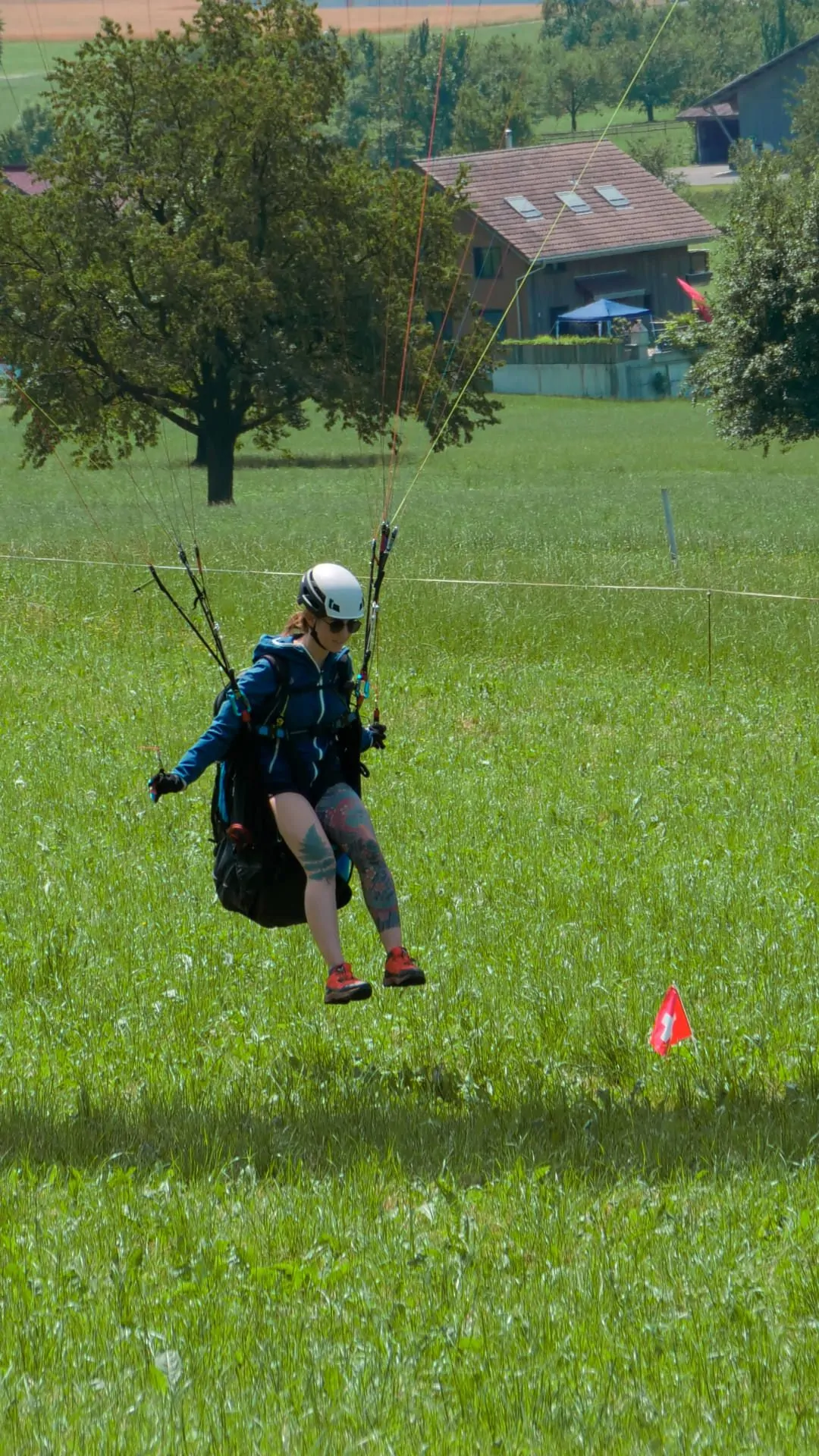 gleitschirm-grundkurs-flugschuelerin-punktlandung-hoch Eine Flugschülerin freut sich über eine punktgenaue Landung bei der dafür vorgesehenen Markierung am Übungshang.