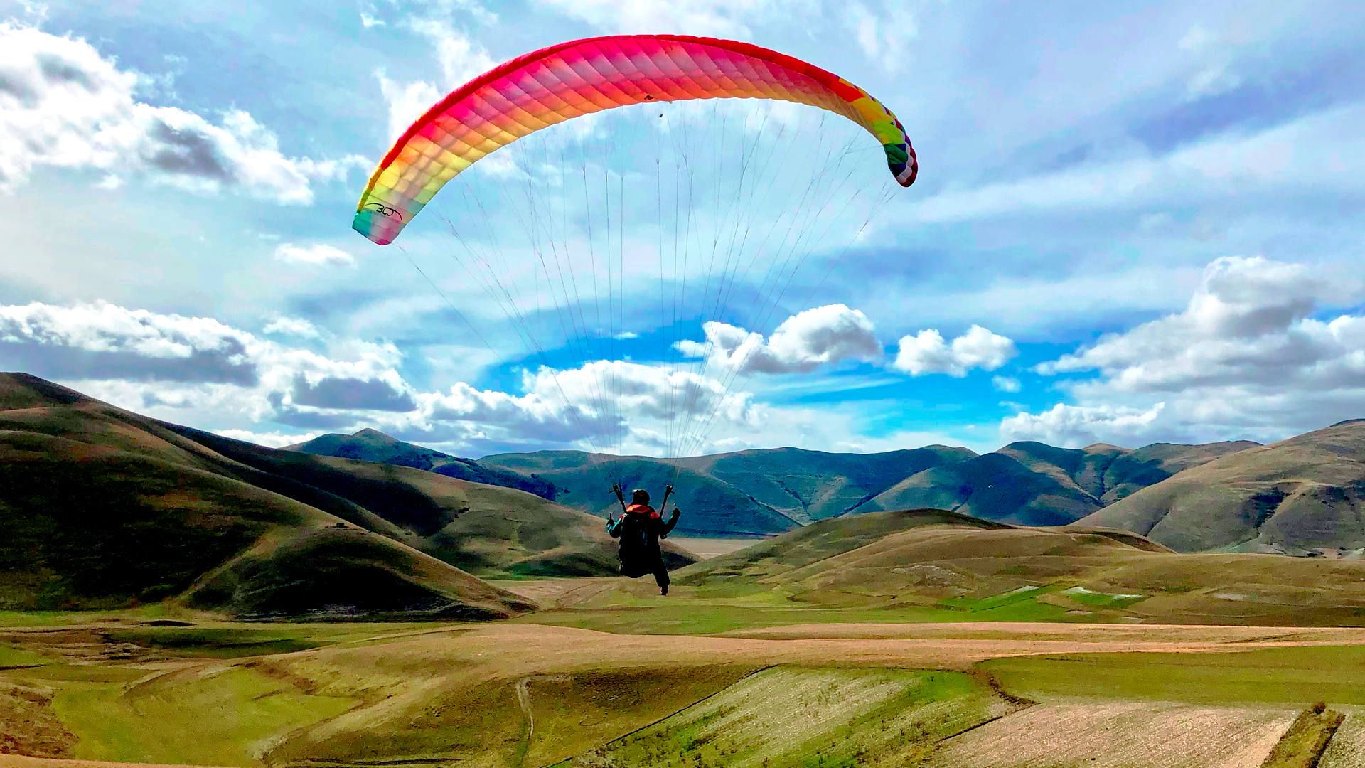 gleitschirm-soaring-genussflug-flugschueler-ebene-quer Ein Flugschüler soart mit seinem Gleitschirm im dynamischen Aufwind, der durch topografische Ablenkung nach oben entsteht.