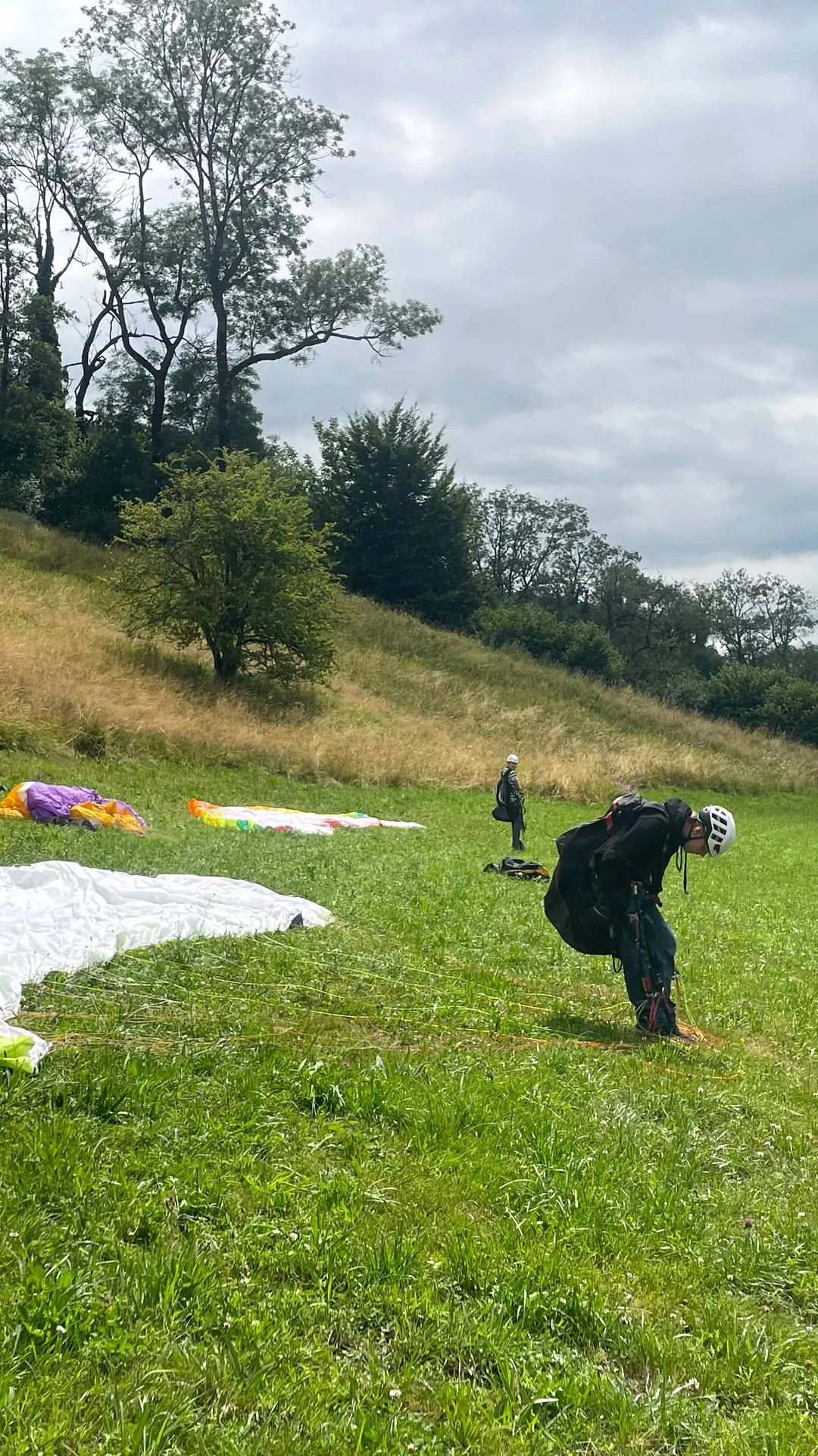 Zwei Flugschüler bereiten sich sorgfältig für die nächste spielerische Übung an einem geeigneten Hang vor um die Starttechnik zu erlernen.