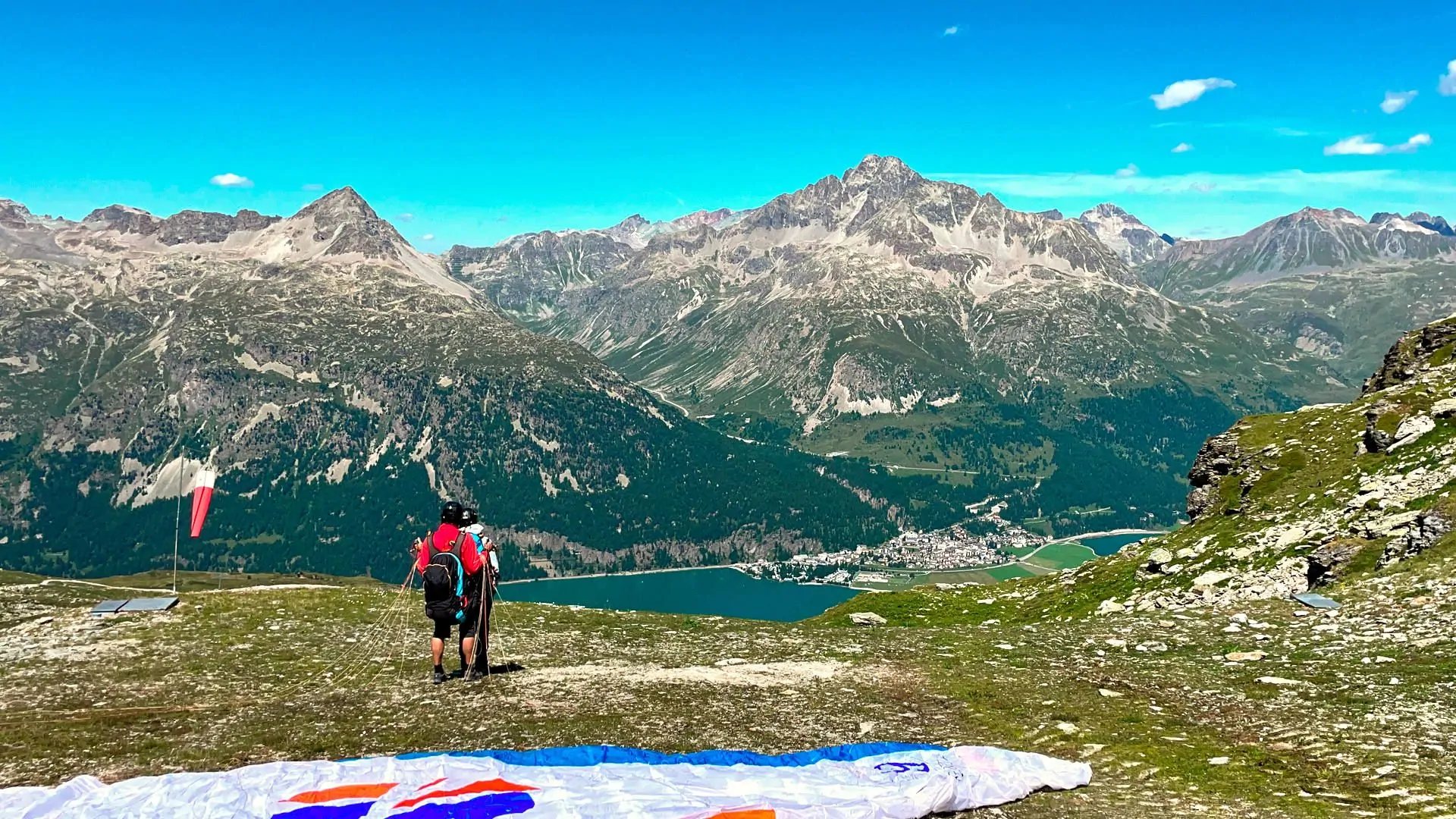gleitschirm-tandemfliegen-sommer-startbereit-corvatsch-munter-silvaplana-quer Pilot und Passagier sind Startklar für einen Gleitschirn-Tandemflug von Murtèl am Corvatsch nach Silvaplana im Hochsommer.