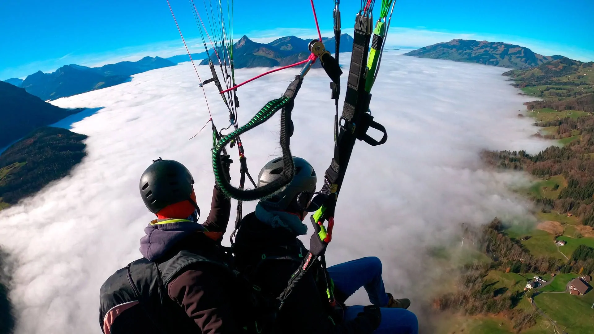gleitschirm-tandemflug-herbst-nebelmeer-sattel-quer Flugaufnahme: Bei einem herbstlichen Tandemflug über Sattel Schwyz in klarer Luft sieht man unten ein ausgedehntes Nebelmeer.
