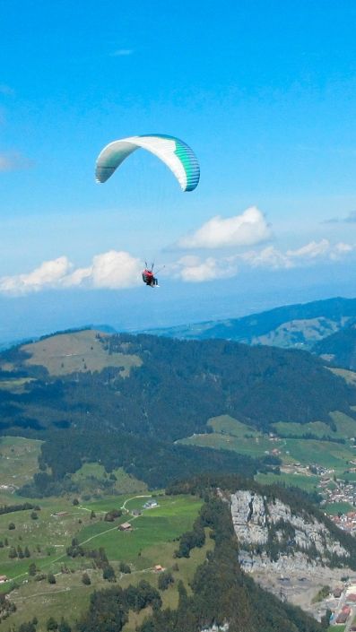 gleitschirm-tandemflug-sommer-flugaufnahme-ybrig-weglosen-hoch