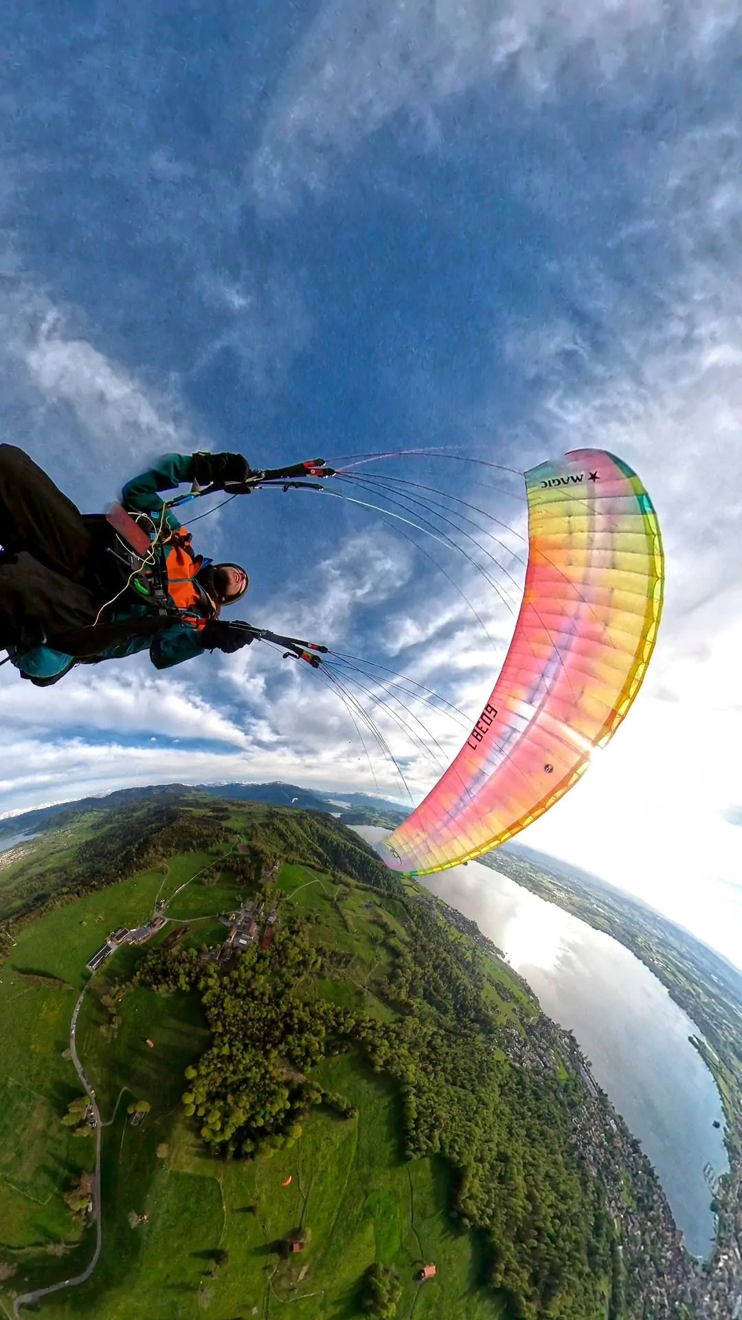 gleitschirm-thermikfliegen-sommer-flugaufnahme-selfie-zugerberg-hoch Flugaufnahme: Ein Flugschüler übt die Steilspirale an seinem Schulgleitschirm über dem Zugerberg.