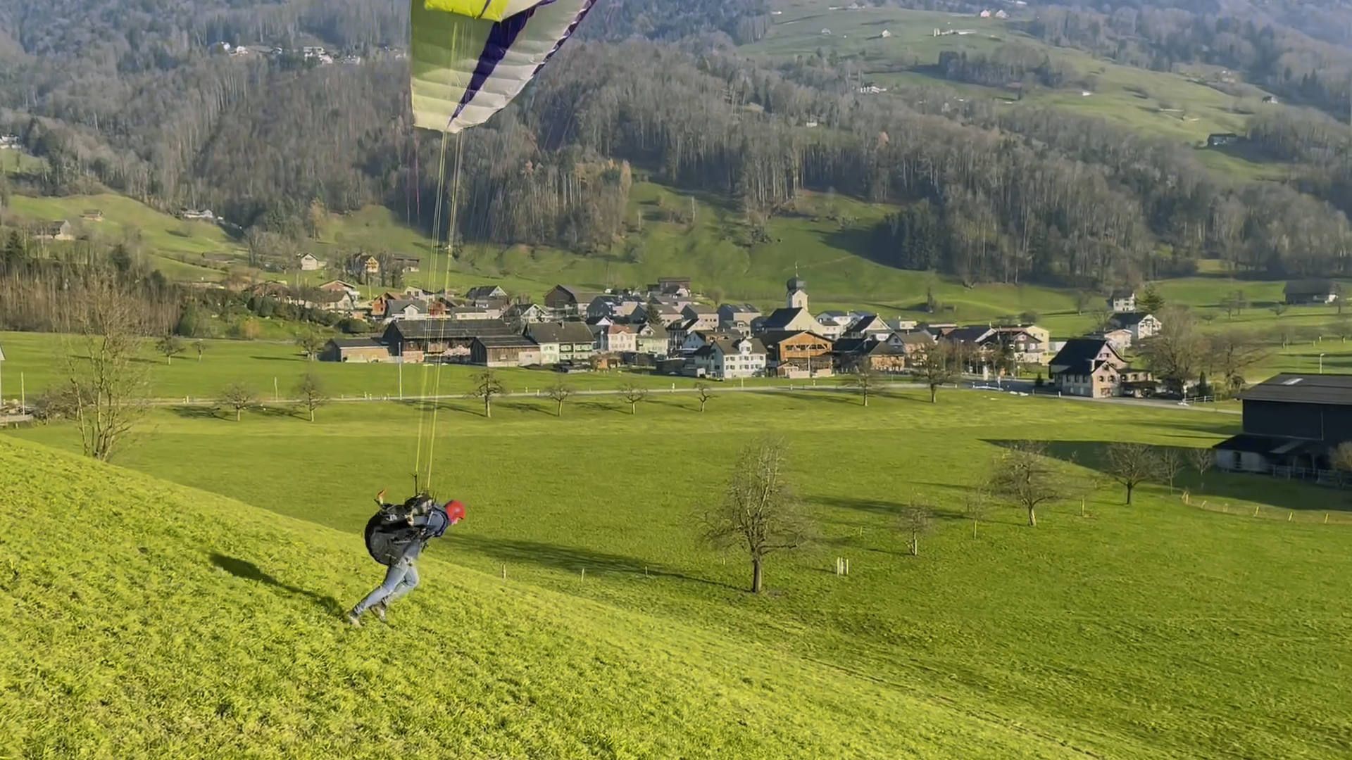 Ein Flugschüler entscheidet sich nach erfolgtem Kontrollblick zum Start und beschleunigt das Lauftempo mit gelösten Bremsen und Körpervorlage.