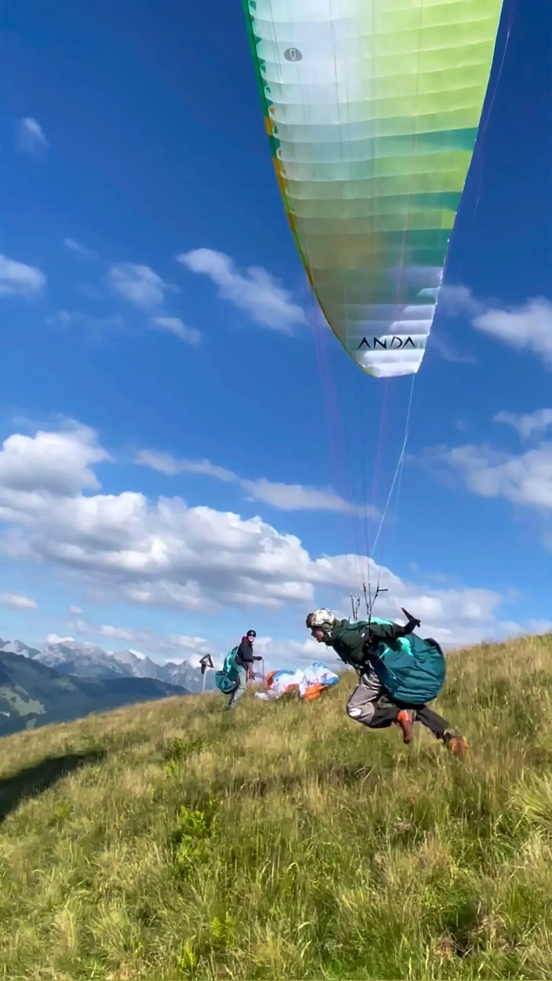gleitschirmfliegen-abheben-flugschueler-hummel-einsiedeln-hoch Ein Flugschüler startet mit entschlossenen Schritten und Körpervorlage zu einem Ausbildungsflug am Gleitschirm.