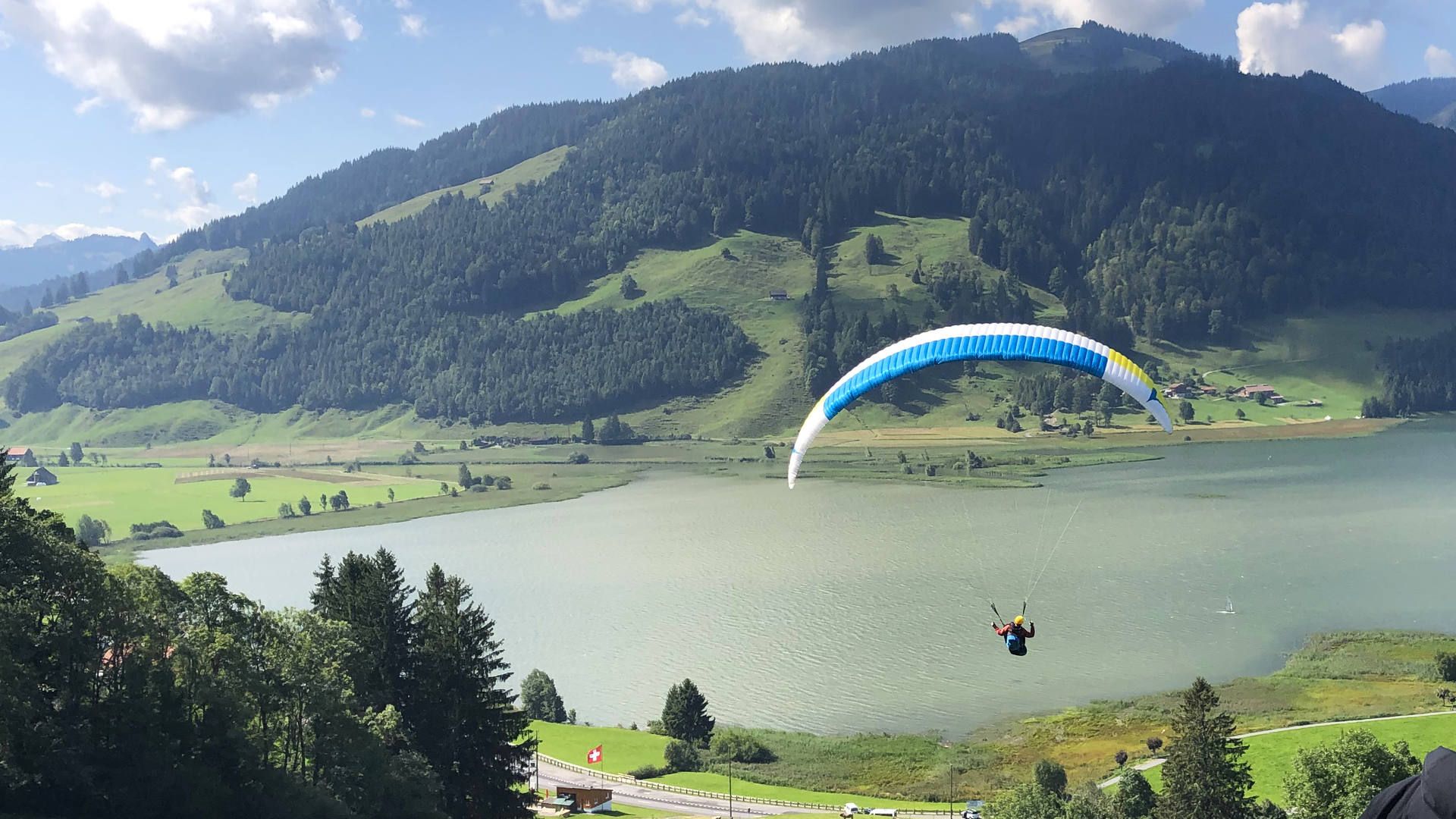 gleitschirmfliegen-gestartet-talwind-soaring-startplatz-euthal-einsiedeln-sihlsee-quer Ein Pilot ist mit seinem Gleitschirm in Euthal zu einem Soaringflug im Talwind gestartet.