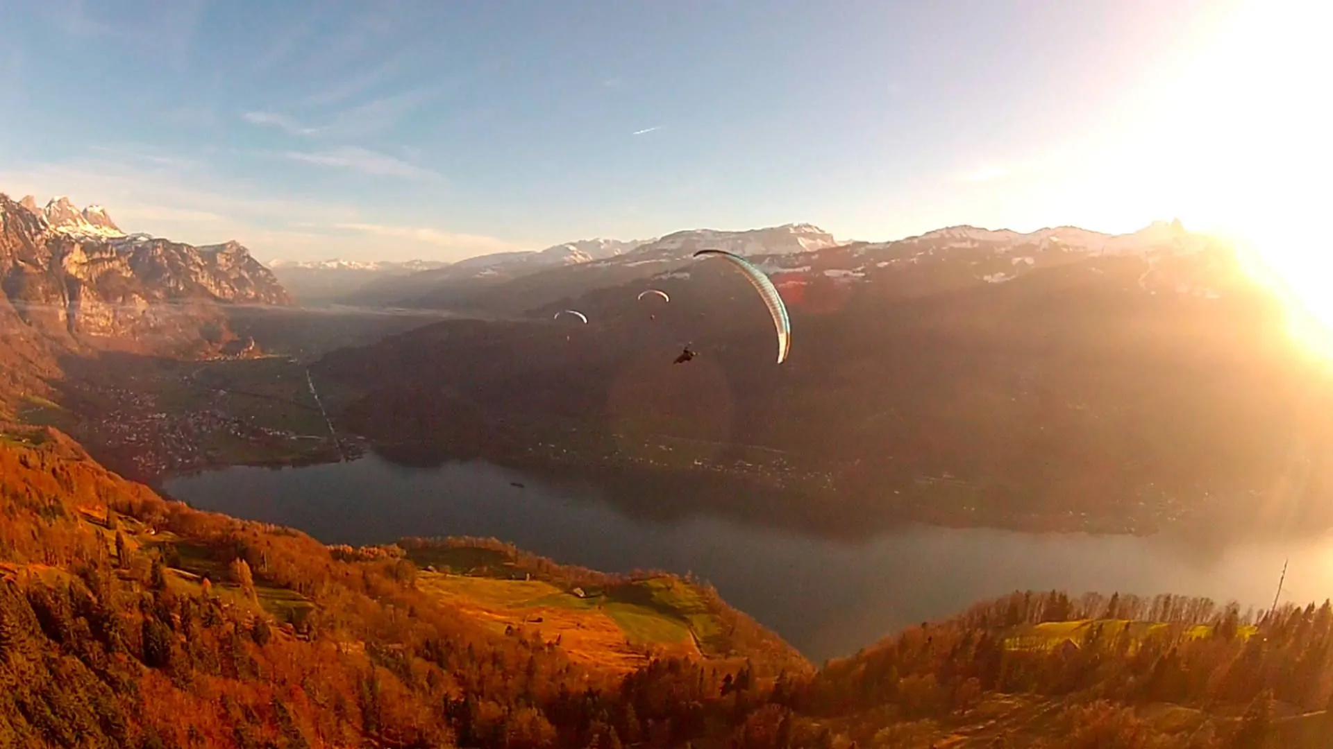 gleitschirmfliegen-herbst-flugaufnahme-walenstadterberg-flugschueler-gleitflug-quer Flugaufnahme: Bei einem herbstlichen Gleitschirmflug von Schrina am Walensee versucht ein Pilot die letzte schwache Thermik des Tages zu nutzen.