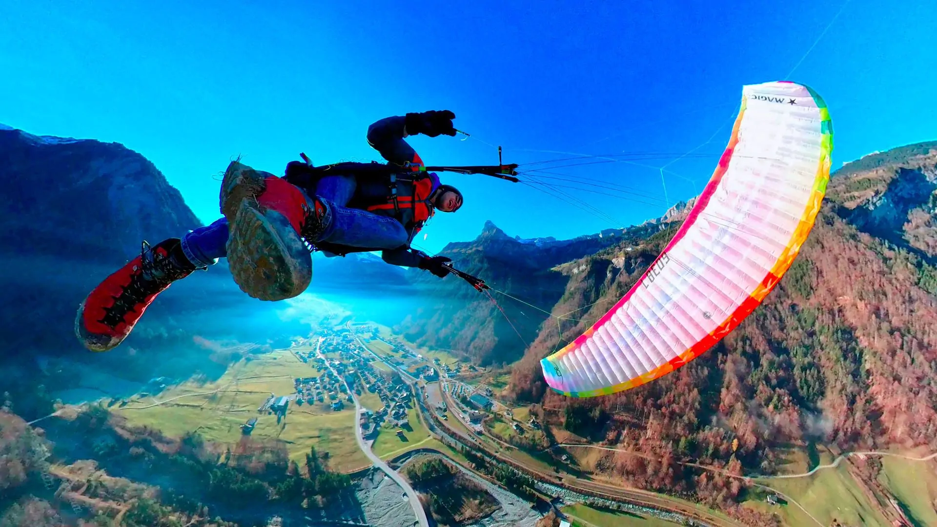 gleitschirmfliegen-luftaufnahme-selfie-spirale-braunwald-quer Ein Flugschüler übt freudig die Steilspirale über dem Landeplatz Rüti im Kanton Glarus.