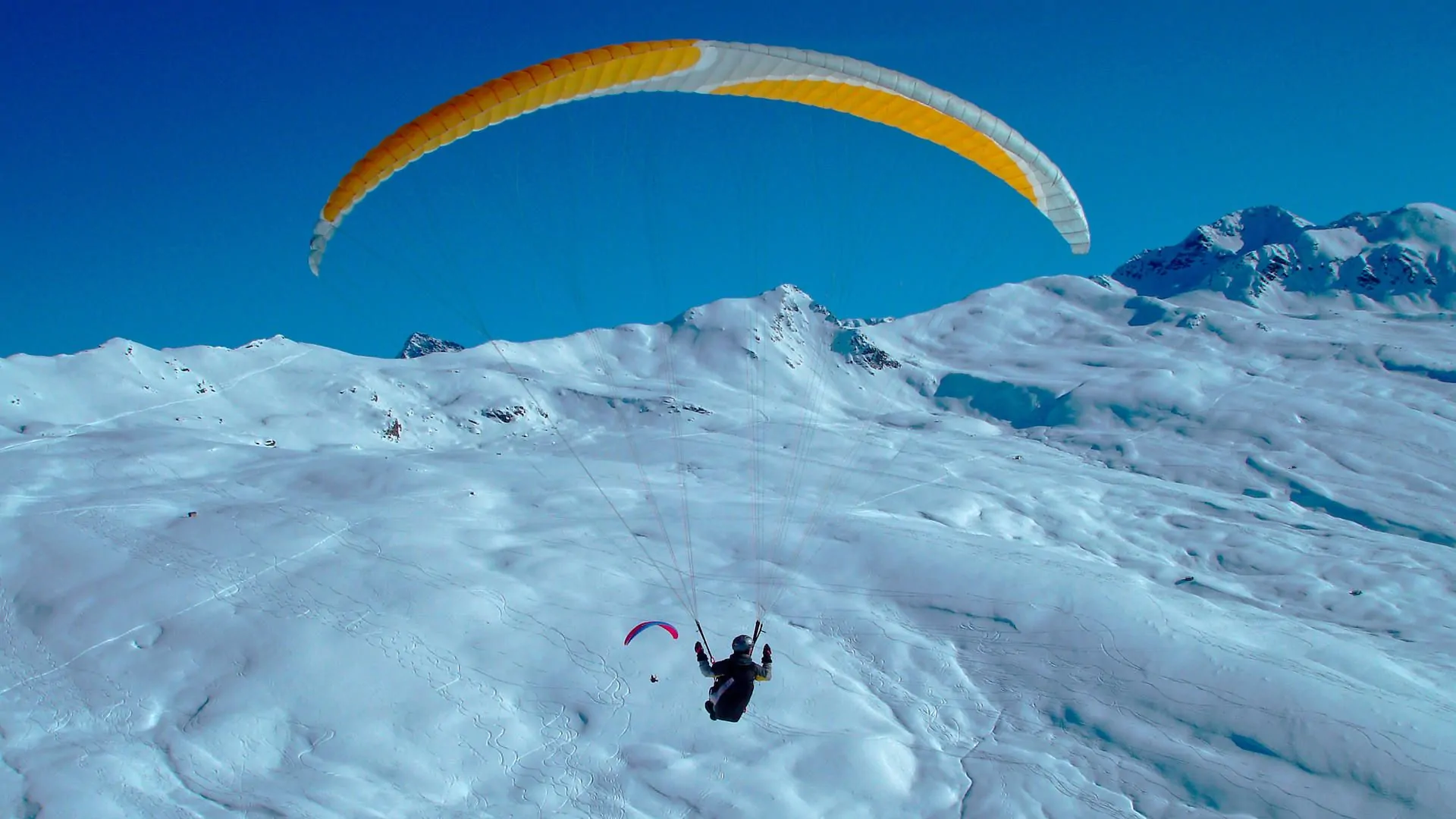 gleitschirmfliegen-winterthermik-flugaufnahme-mitflieger-davos-quer Bei einem Gleitschirm-Höhenflug im Winter bei Davos haben ein paar Piloten Höhe tanken können, um wieder an ihrem Startplatz einlanden können.