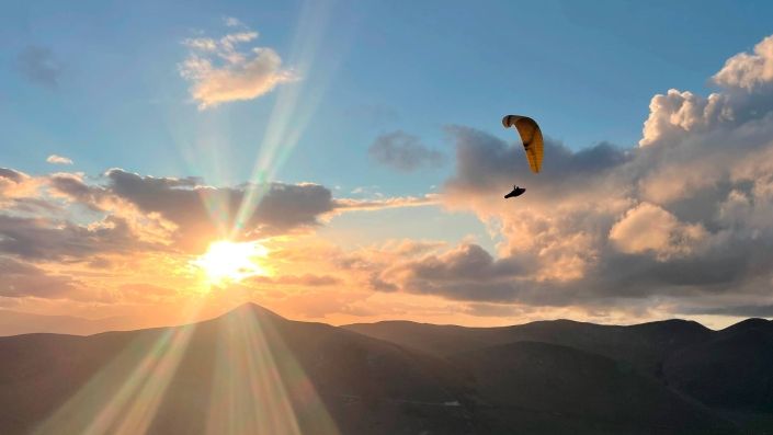 Kurz vor Sonnenuntergang versucht ein Pilot die letzten Aufwinde des Tages zur Verlängerung der Flugdauer zu nutzen.
