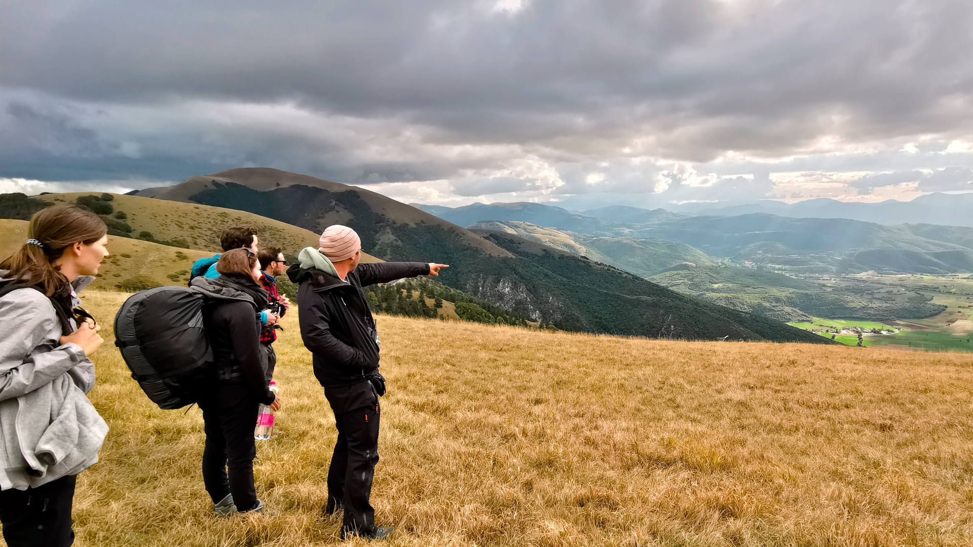Briefing am Startplatz Startplatz Rifugio Perugia: Der Fluglehrer erklärt den Flugweg zum landeplatz San Pellegrino.