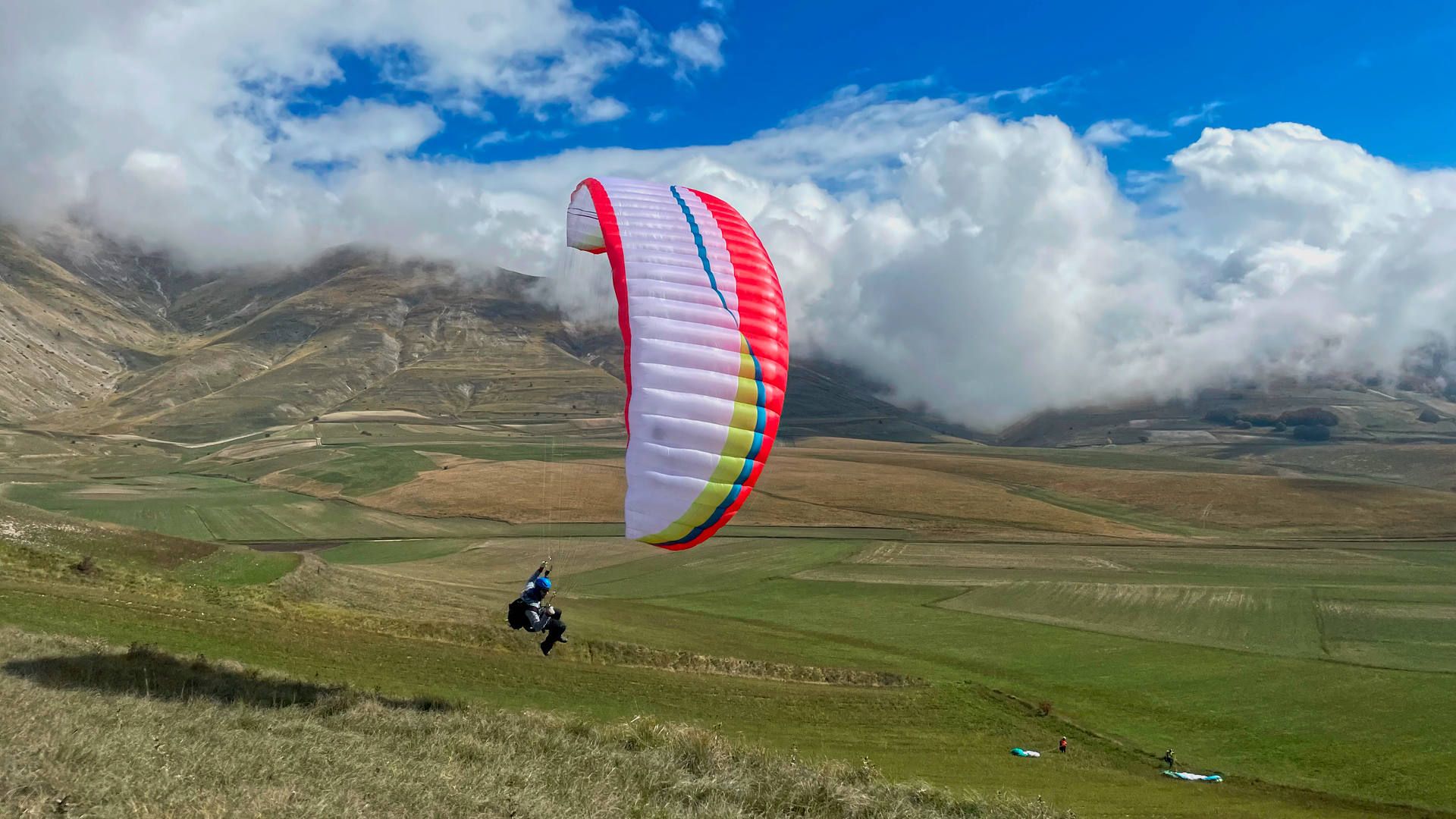Im Lee des Monte Veletta passen die starkwindigen Flugbedingungen für bodennahes Soaring mit einem Miniwing.