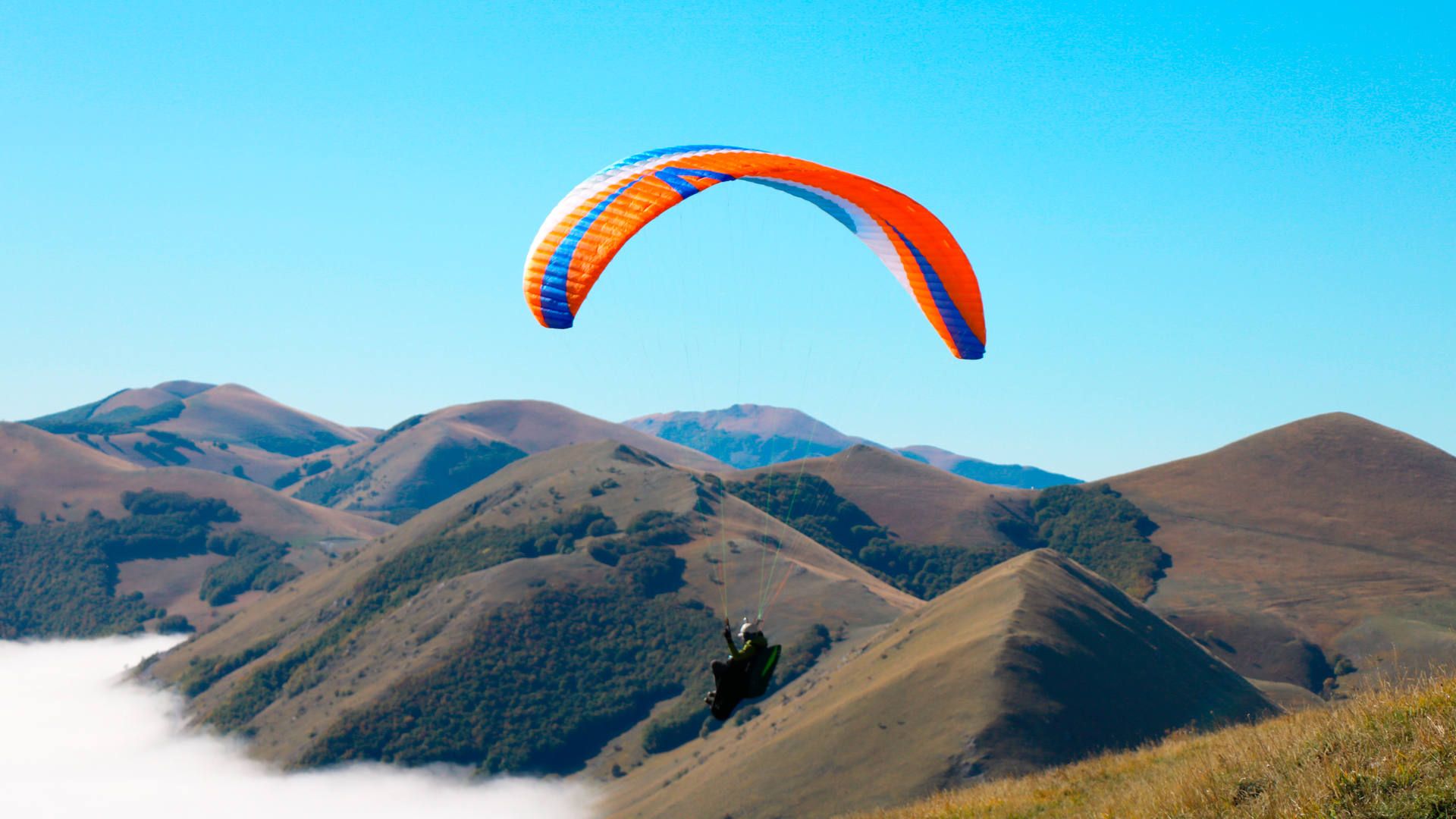 EIn Pilot ist am Startplatz Veletta für einen morgendlichen Gleitschirmflug über dem nebelmeer gestartet.