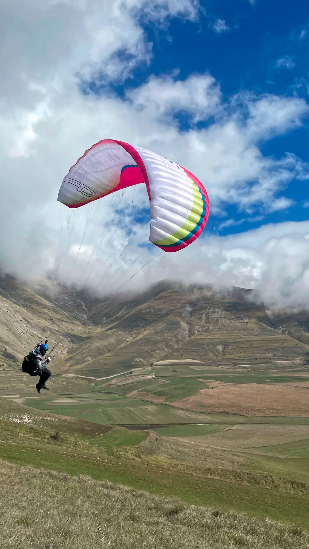 Soaring bei stärkerem Wind mit einem Miniwing an einem kleinen Hügel in der Ebene von Castelluccio.