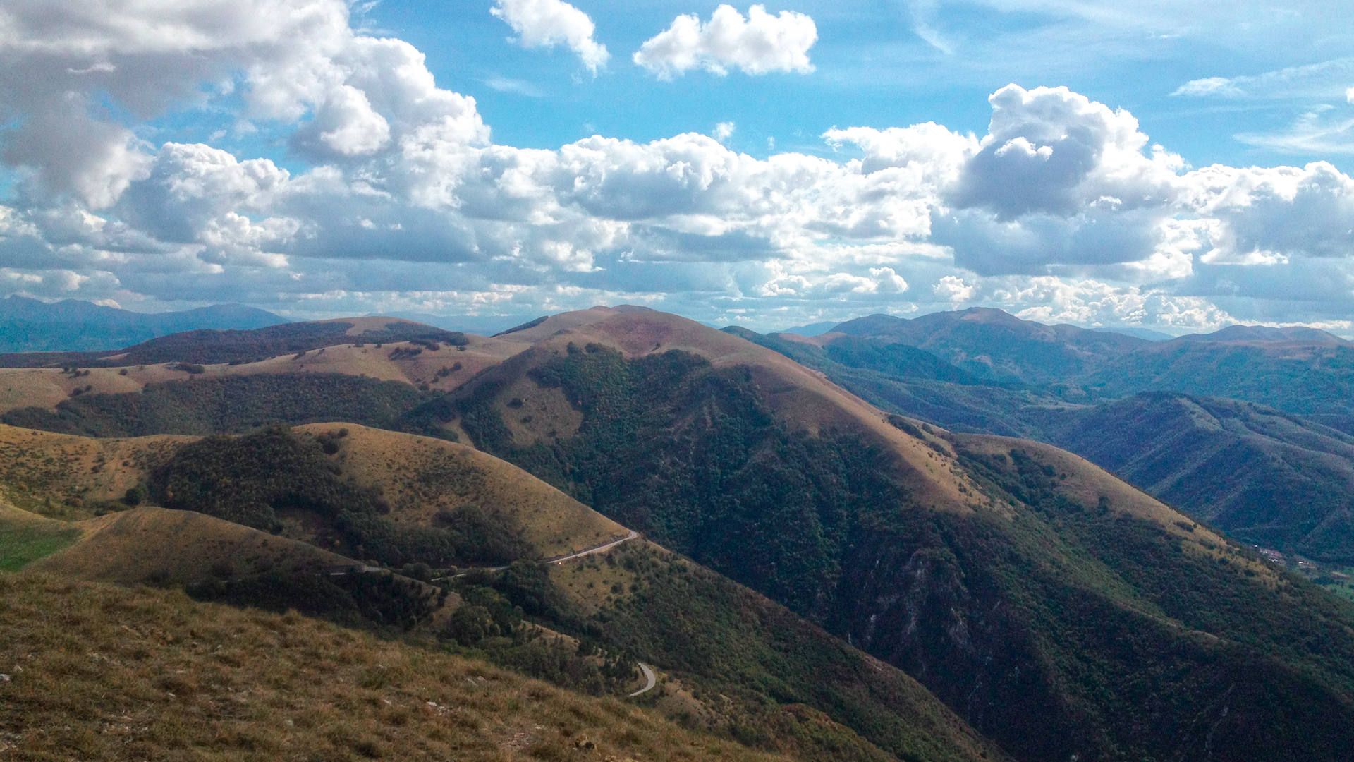 Blickrichtung Süden vom Startplatz Rifugio: Das Wolkenbild am Himmel mit vielen Cumulus-Wolken verspricht gute thermische Bedingungen für XC-Flüge.