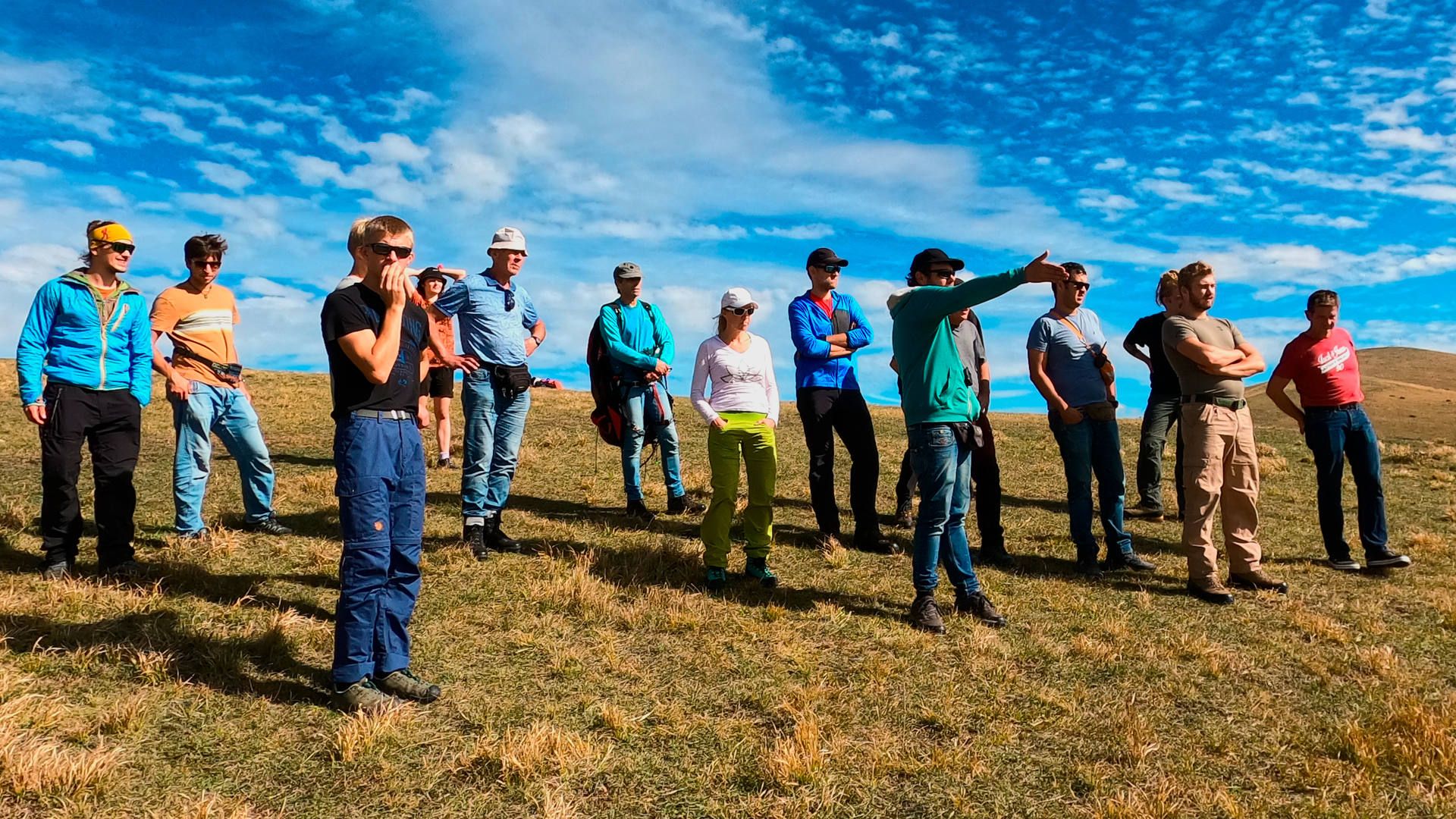 Briefing einer Pilotengruppe vor einem Rundflug in der Flugarena der Hochebene von Castelluccio.