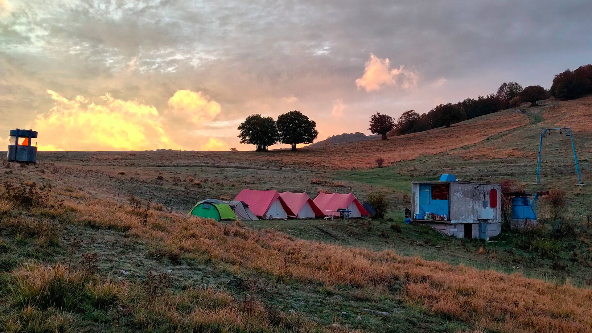Inoffizieller und gut in der Landschaft versteckter Zeltplatz für abenteuerlustige Piloten bei Flugreisen nach Castelluccio.