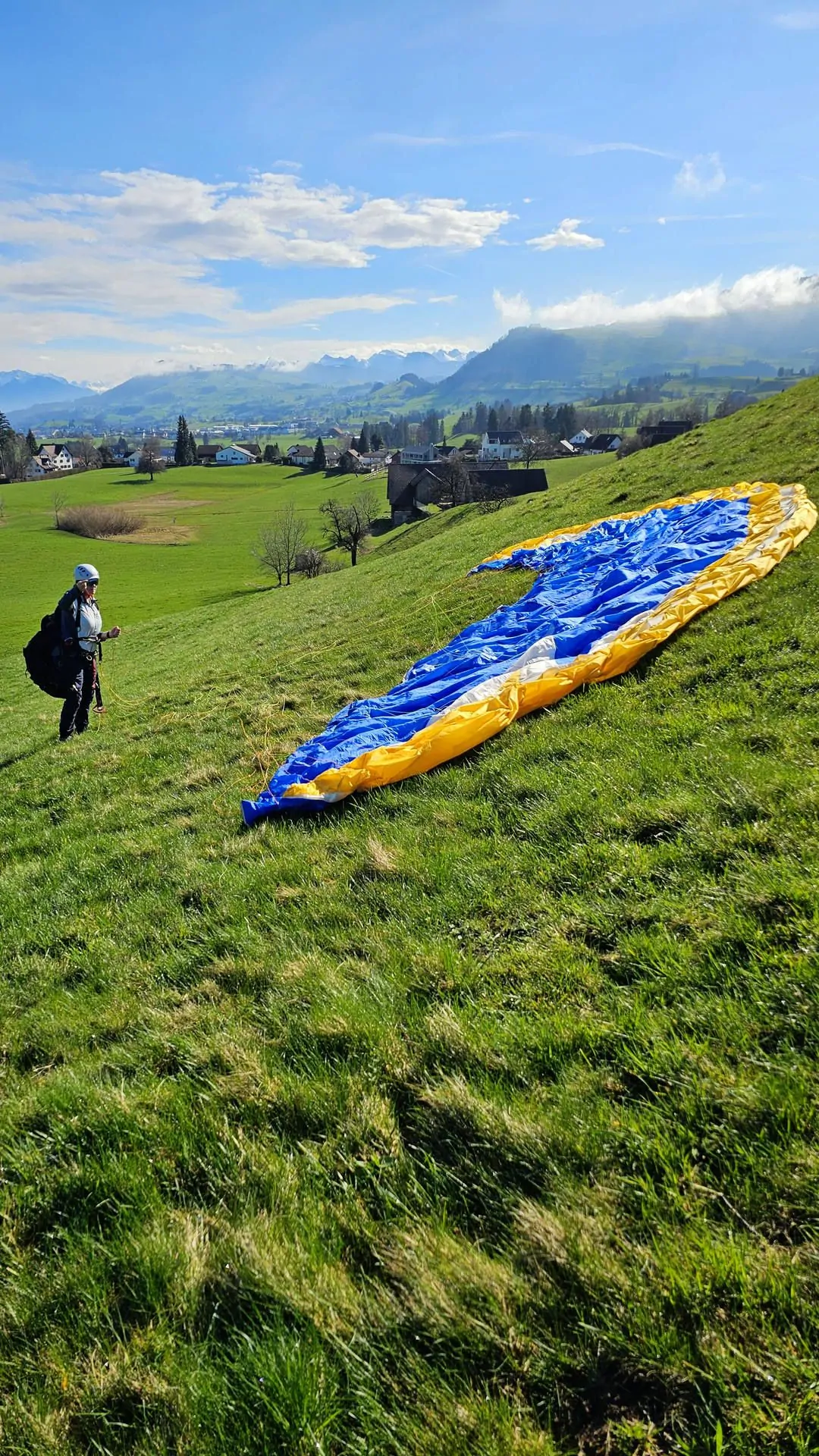 startklare-schuelerin-uebungshang-rueckwaertsstart-hoch Eine Flugschülerin übt den Rückwärtsstart mit dem Gleitschirm an einem einfachen Übungshang.