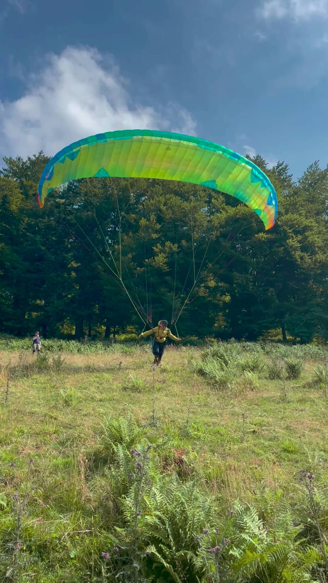 Ein Flugschüler startet aus schwierigem Gelände heraus mit guter Körpervorlage zu einem Höhenflug.